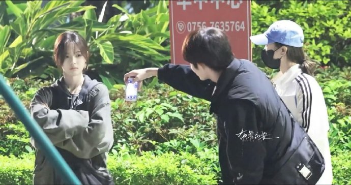 董思成帮杨超越拍照啊啊啊啊啊啊，这真的不是小情侣的日常吗？快把照片放出来！董思成