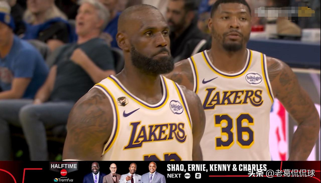 湖人巨星詹姆斯的表现真是太完美了！在今天湖人客场挑战勇士的比赛中，目前双方半场战