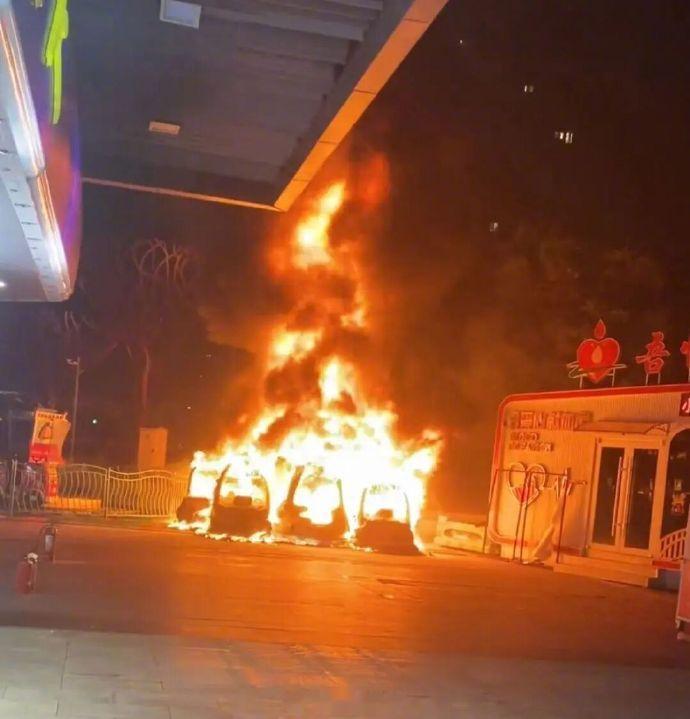 浙江嵊州一游乐装置起火疑似人为【浙江嵊州一商场外围游乐装置发生火情疑似人为？消防