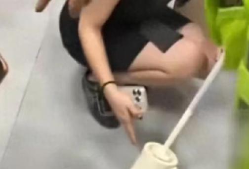 四川，有个男的对女子的隐私上瘾，没事总想着偷看女子的私密处。这男的联合了一个女的