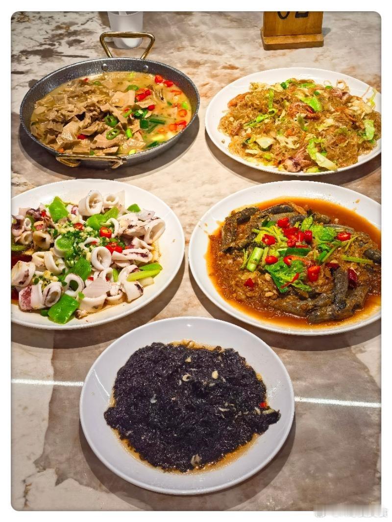 凉拌紫菜，油淋小管，黄焖野生跳跳鱼，福建笋干煲，霞浦炒粉扣。。。福建人做饭是真好