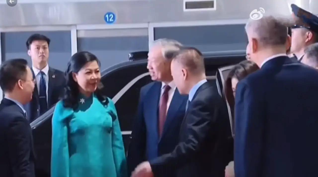 越南主席苏林与夫人吴芳璃抵达南宁！4月16日苏林夫妇从北京抵达访华第二站南宁，让