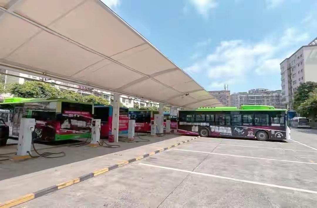 昨天跟一个开公交的大哥吃饭，他说了句话让我愣了半天。

“我那车，每天跑两百公里