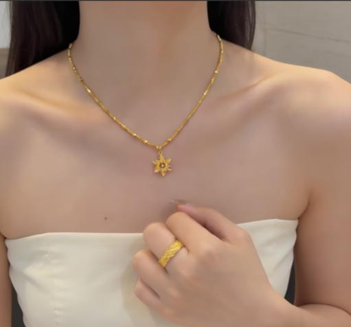 做过最傻的事，就是分手的时候，把金项链还给了前男友。

朋友都说笨，说留着好歹是