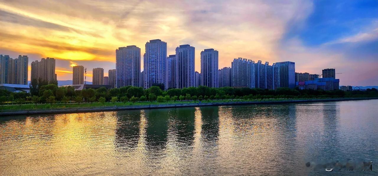 夕阳西下，曾经太原的顶级豪宅摩天石在夕阳的映衬下，汾河的倒影下变得气质不同！现在