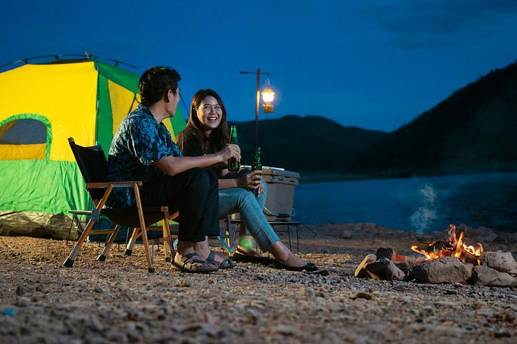 上联：风筛桂影，一地碎银无处拾；
下联：酒慰故知，满嘴废话随意抛。