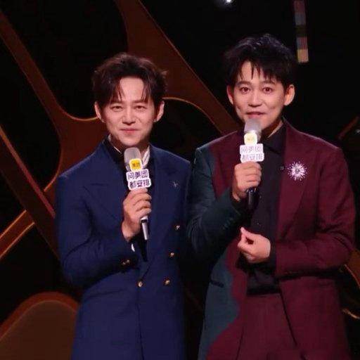 歌手直播何炅说王源也算是上过歌手了嗓音有故事，人品有温度，王源值得所有温柔对待 