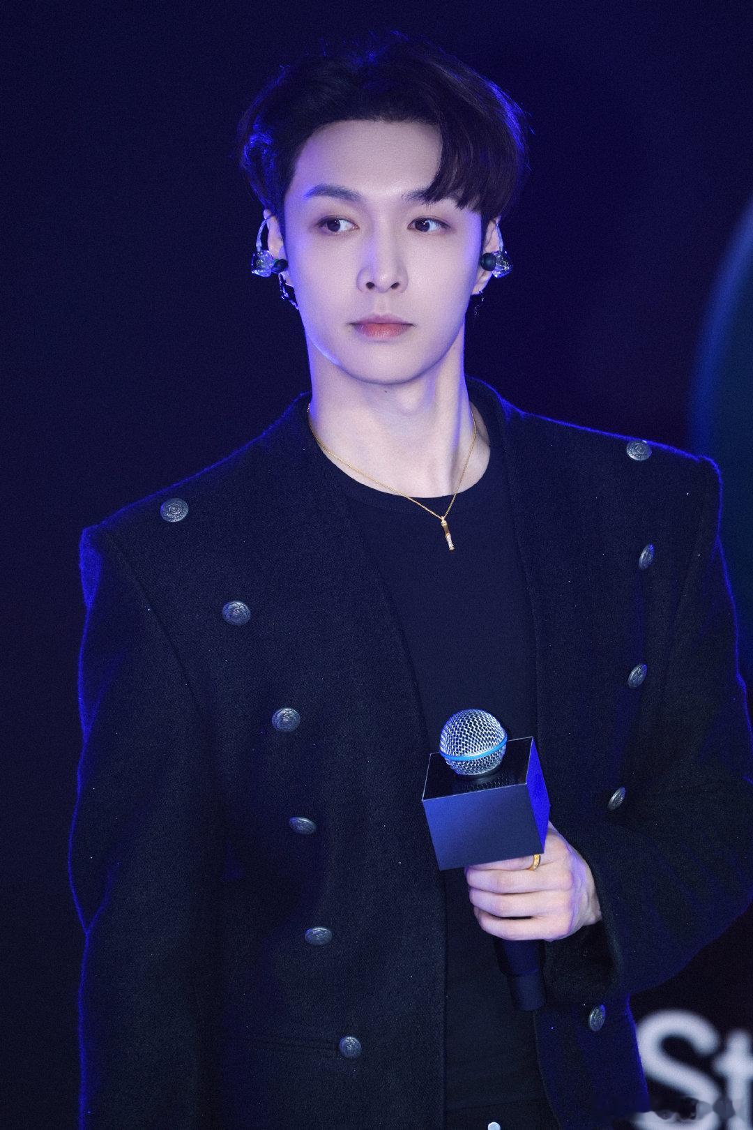 张艺兴张艺兴全英文发言张艺兴硅谷sucker舞台 张艺兴全英文发言聊AI发展，还