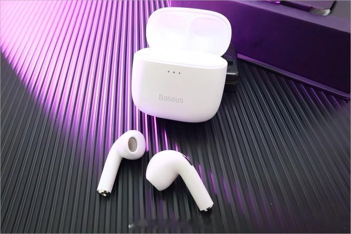 AirPods Pro平替让我省了1500块！实测倍思E8冰蓝耳机：戴着它挤地铁