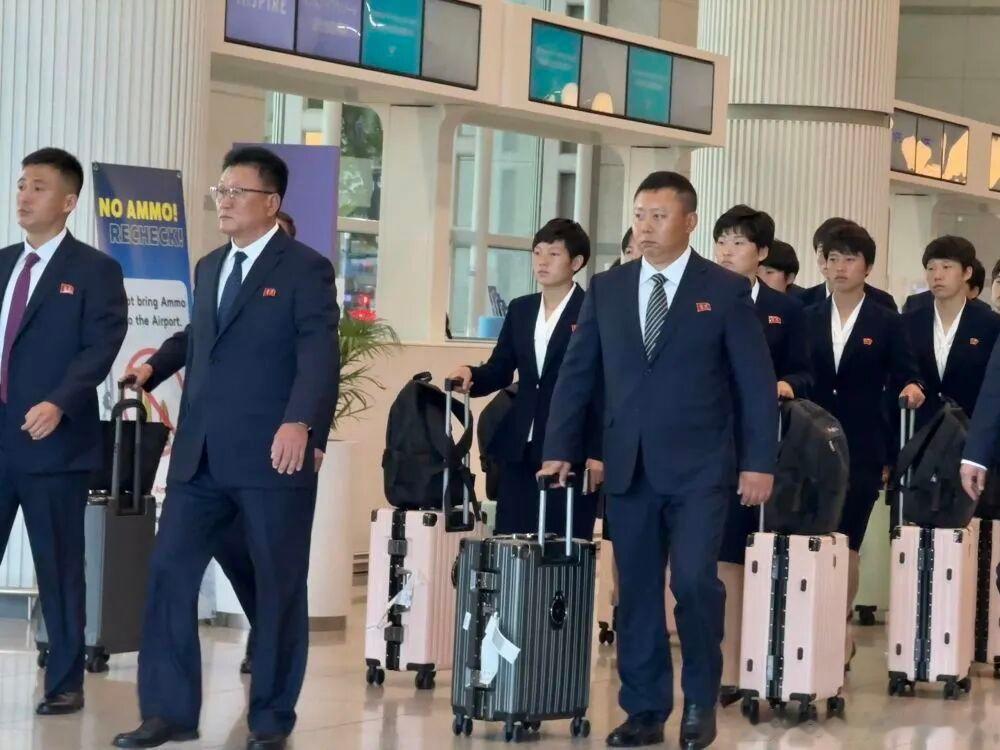 我故乡女足🇰🇵抵达韩国参加2026亚足联女子冠军联赛半决赛。（尽管朝鲜女乒这