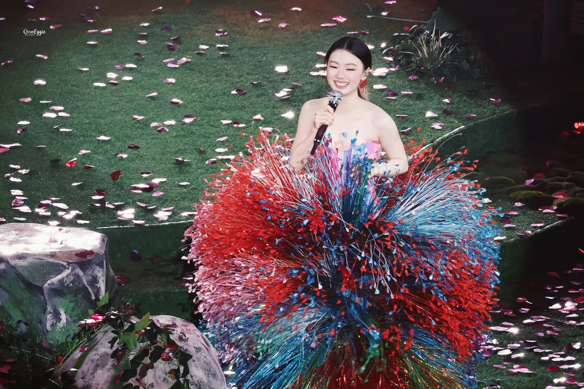 单依纯唱轻轻地告诉你的杀伤力单依纯深圳演唱会献唱《轻轻地告诉你》，全场灯海点亮，