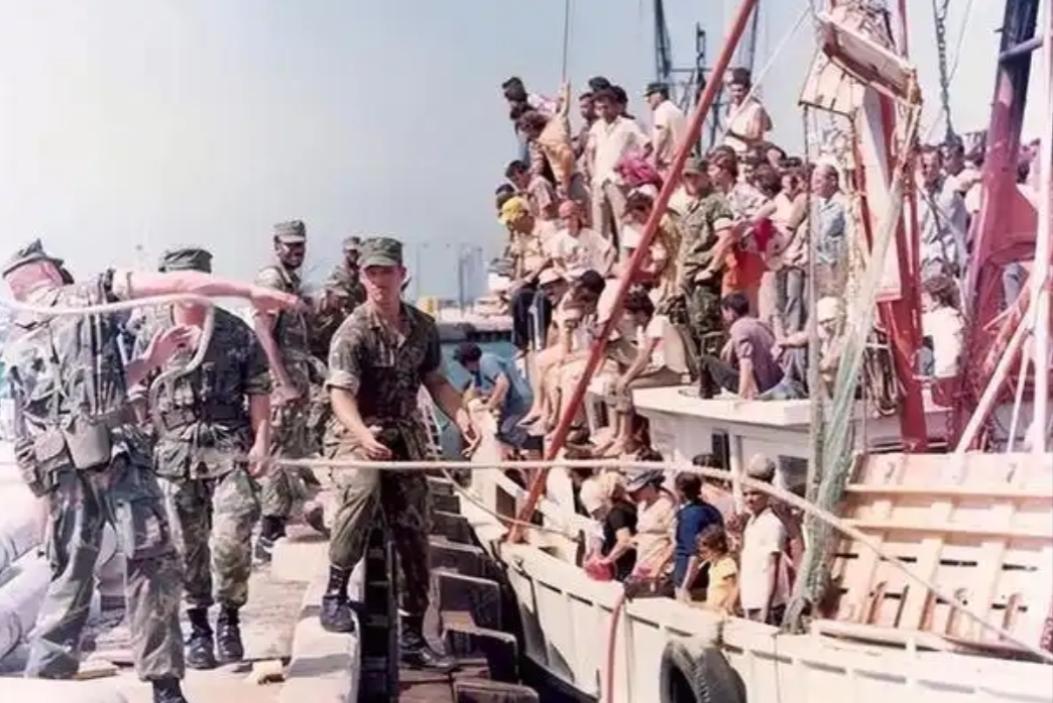 1980 年，古巴的领导人卡斯特罗为了报复美国，竟然将 15 万名罪犯以及精神病