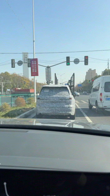 ID.ERA伪装车，跟广州车展那台ID.ERA概念车还是比较像的，掉头那一刻转弯