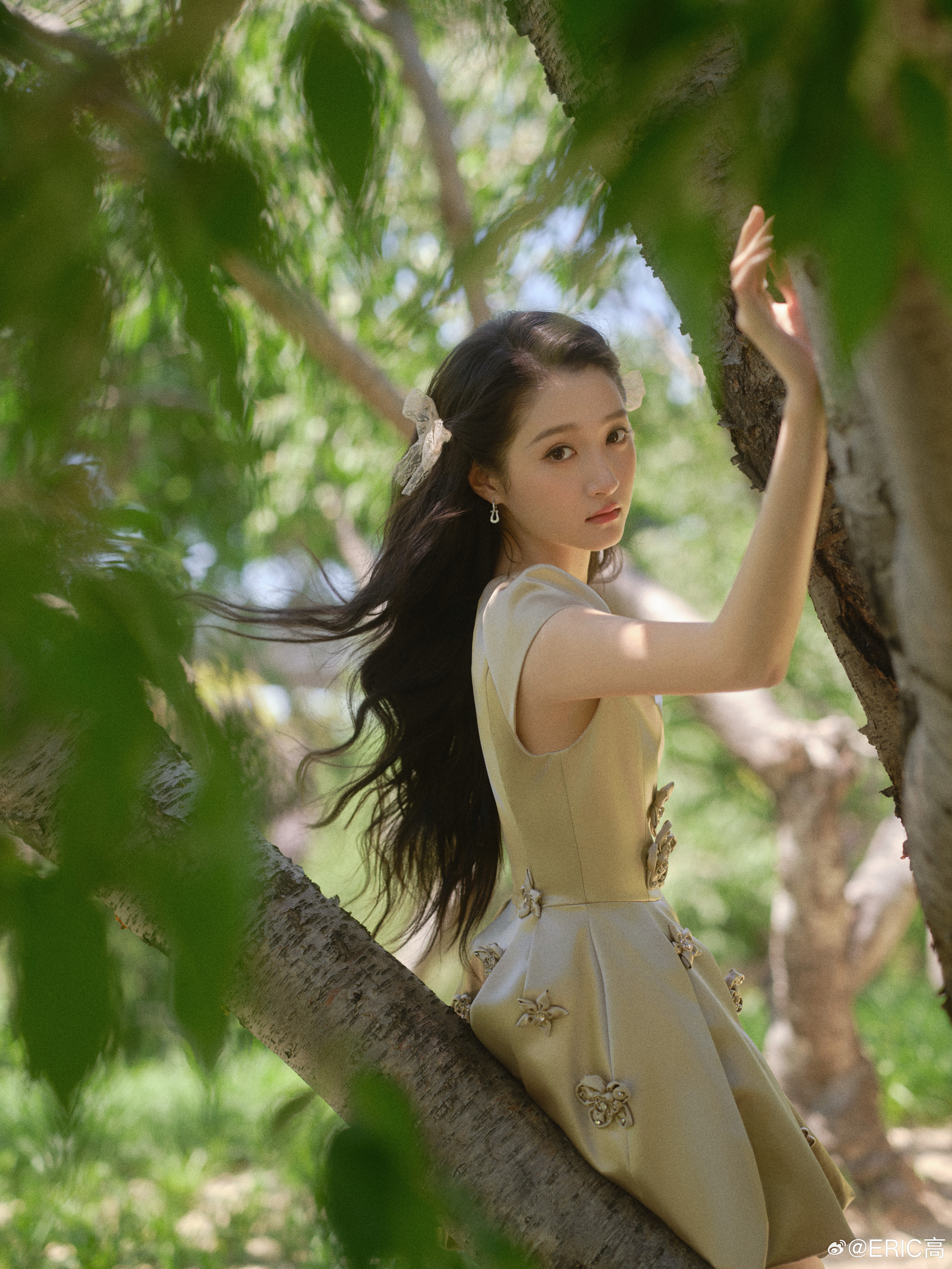 eric时尚星闻关晓彤走进童话世界里的晴也～鲜花💐🌸🌷旋转的木马🎠只有她