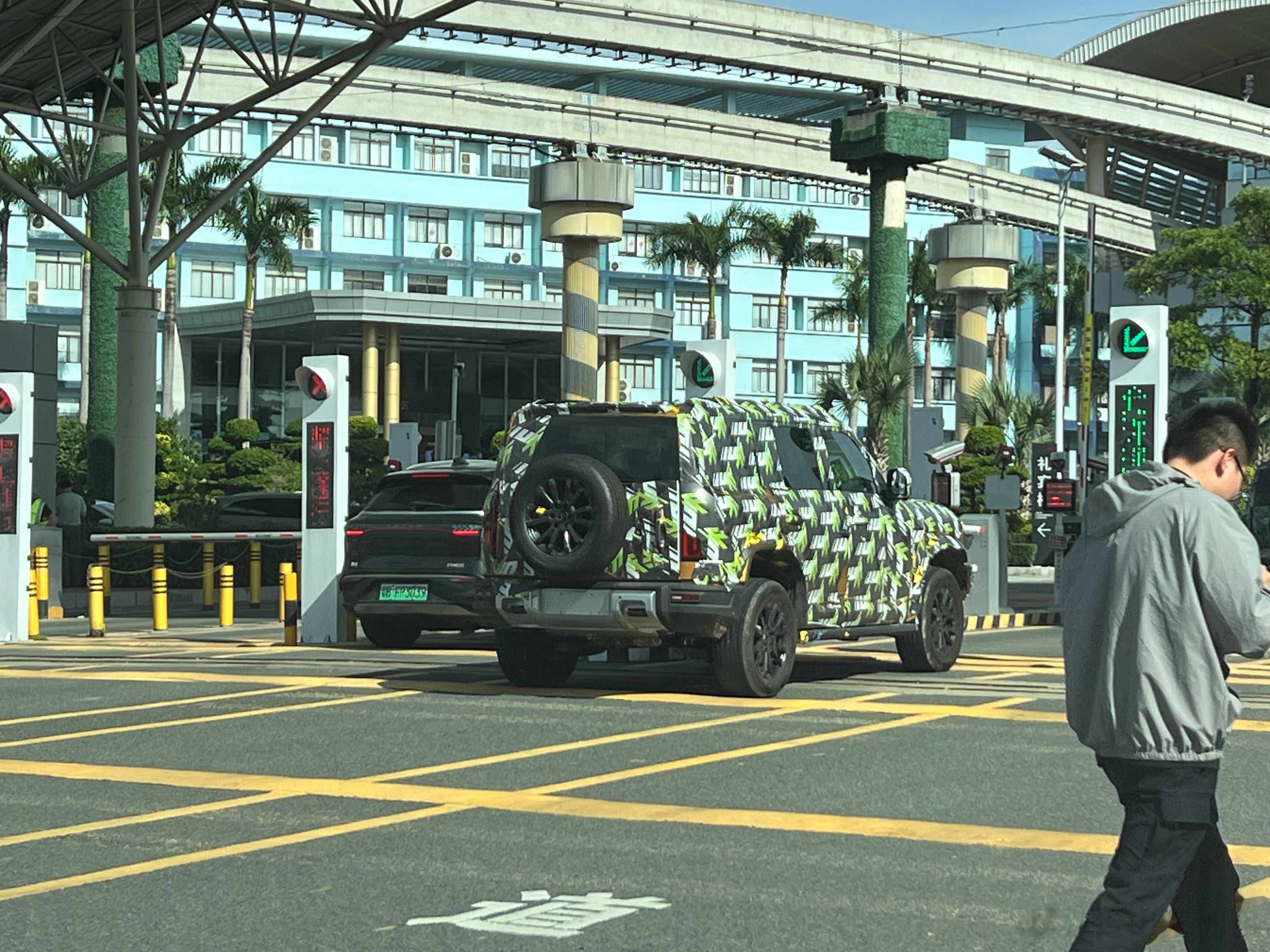 传说中土豪金色的方程豹豹5[憧憬]金色开出去太张扬了吧，一股中东暴发的味道#方程