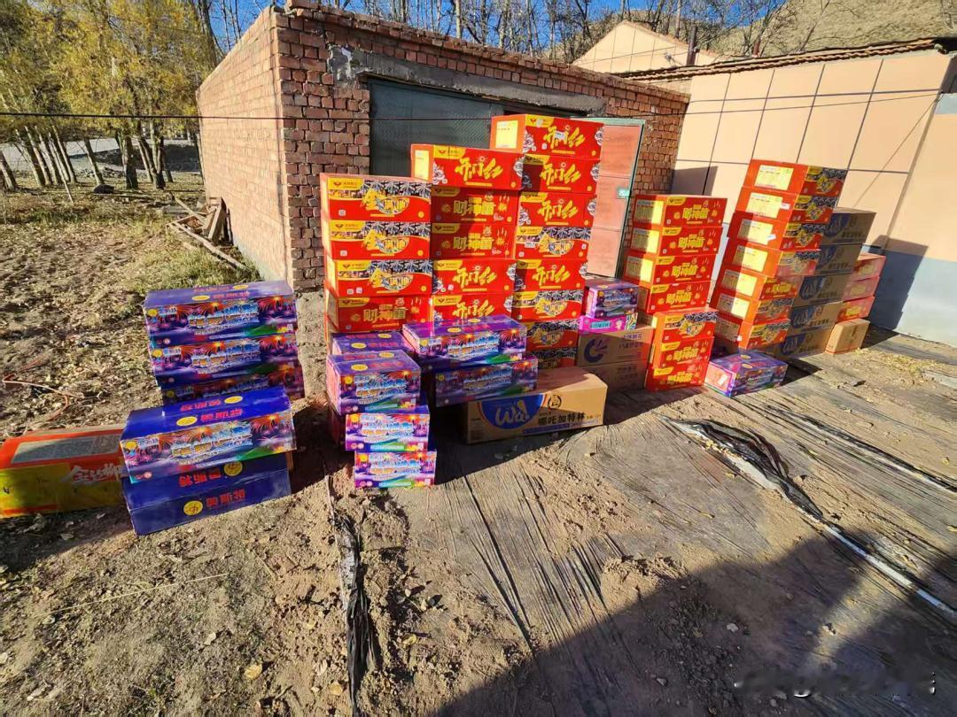 青海才某某私囤70箱“炮仗”被公安拘留！

为了挣钱，家中堆放烟花爆竹，这等于埋