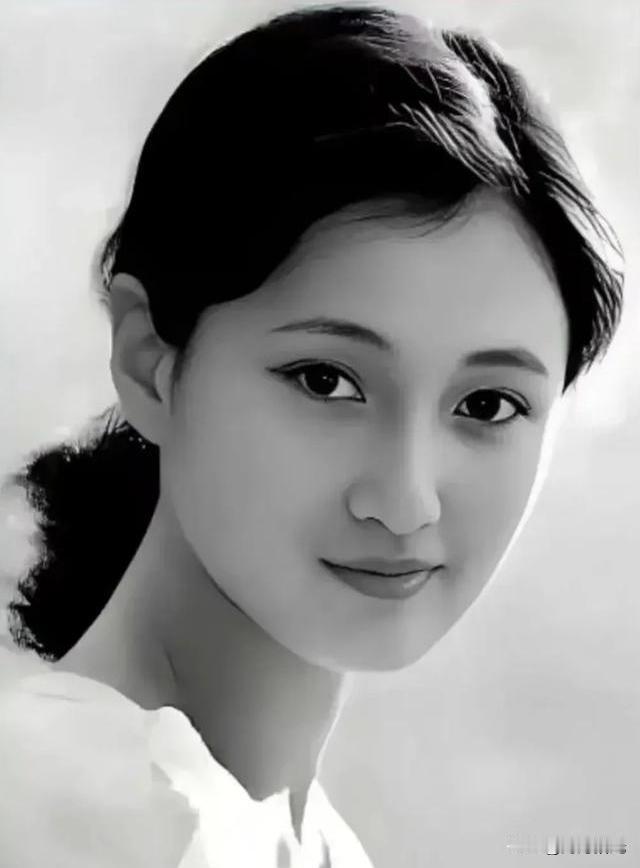 🎬 照片里的她，美丽大方，气质高雅，又透着一股洋气。
曾经饰演过古典美人杨贵妃