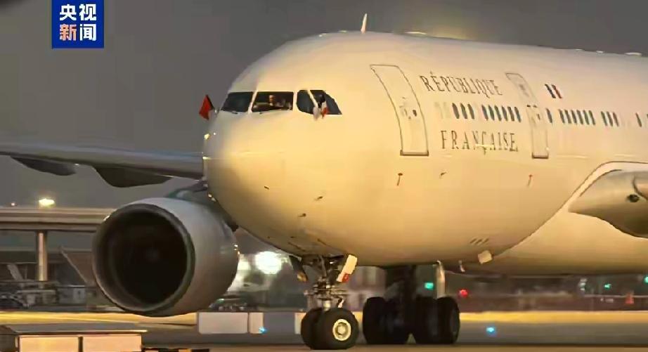 两天前，爱丽舍宫的门刚关上，另一扇门在北京打开了。

今天（3日）下午，马克龙的