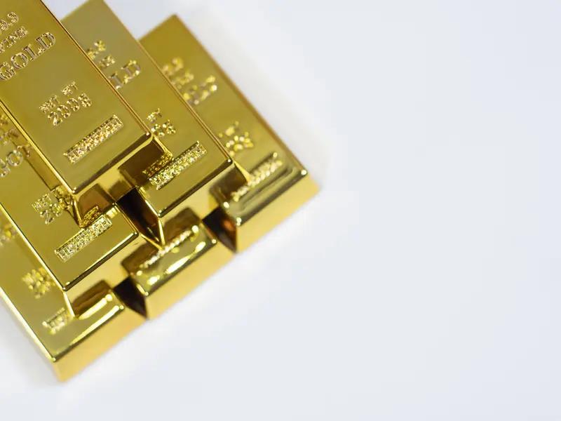 凌晨国际金银盘面突然急速下挫，白银跌幅明显比黄金更深，并不是单一因素造成，是多重