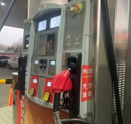 爆！明日油价调价定局，95号汽油重返8元时代，普通人出行必看！美伊大战持续失控，