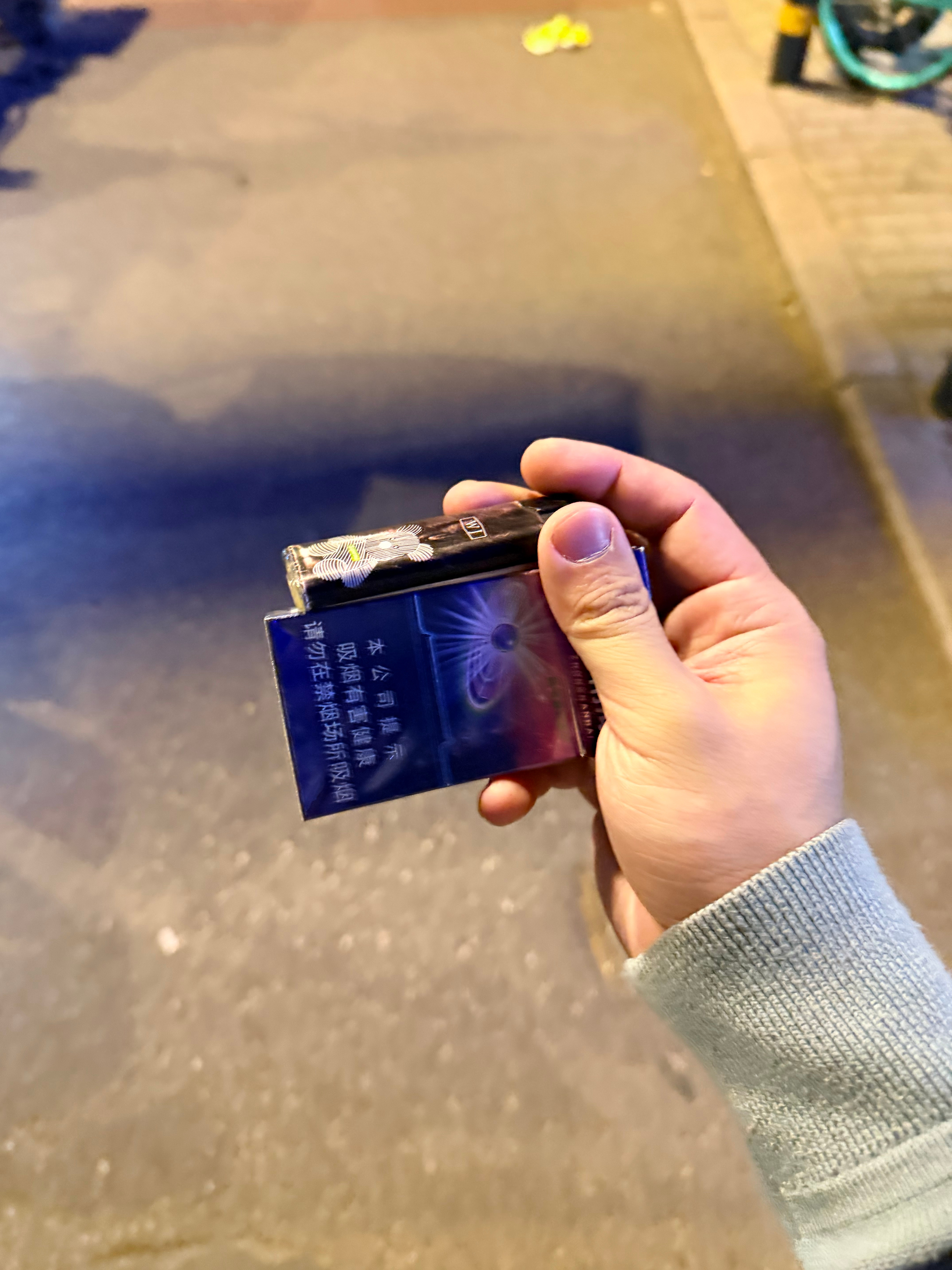 昨晚在北京街头散步，我一般带烟不带火，因为坐飞机也要被没收，还能让自己少抽点，所