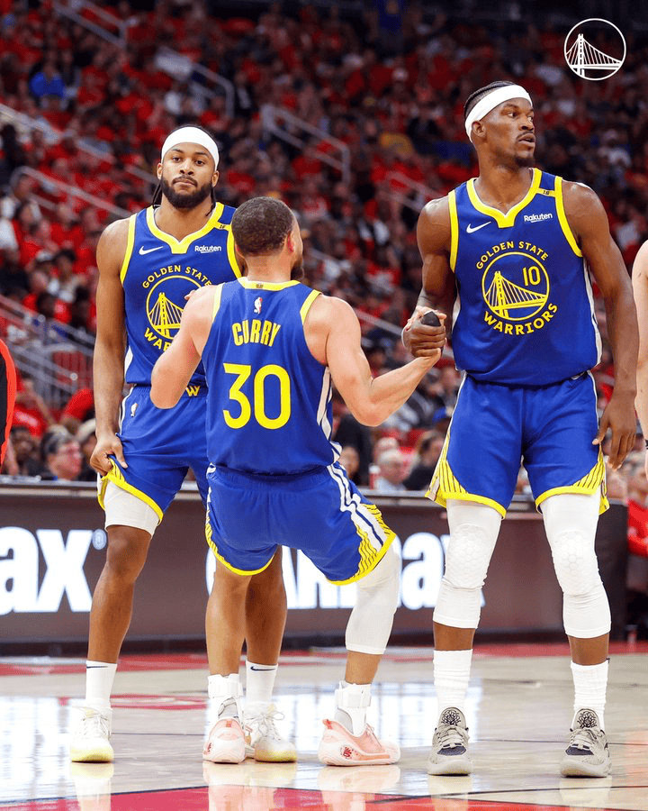 据NBA记者Brett Siegel报道，库里将从8月29日起，具备签下一份两年