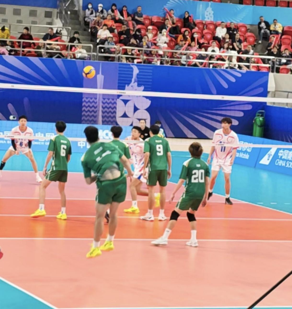 昨天几个广州的退休人员组团去看18岁的男子排球赛，有辽宁队和澳门队，几个广州的退