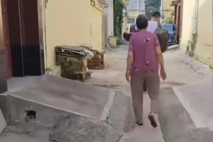 都说“城市套路深，我要回农村”，如今农村人心也不古了。看看农村这两家门口的台阶，