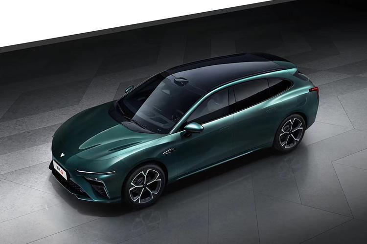 日前，哪吒S猎装车正式开启预售，此次推出的三款增程版预售价为17.59-20.9