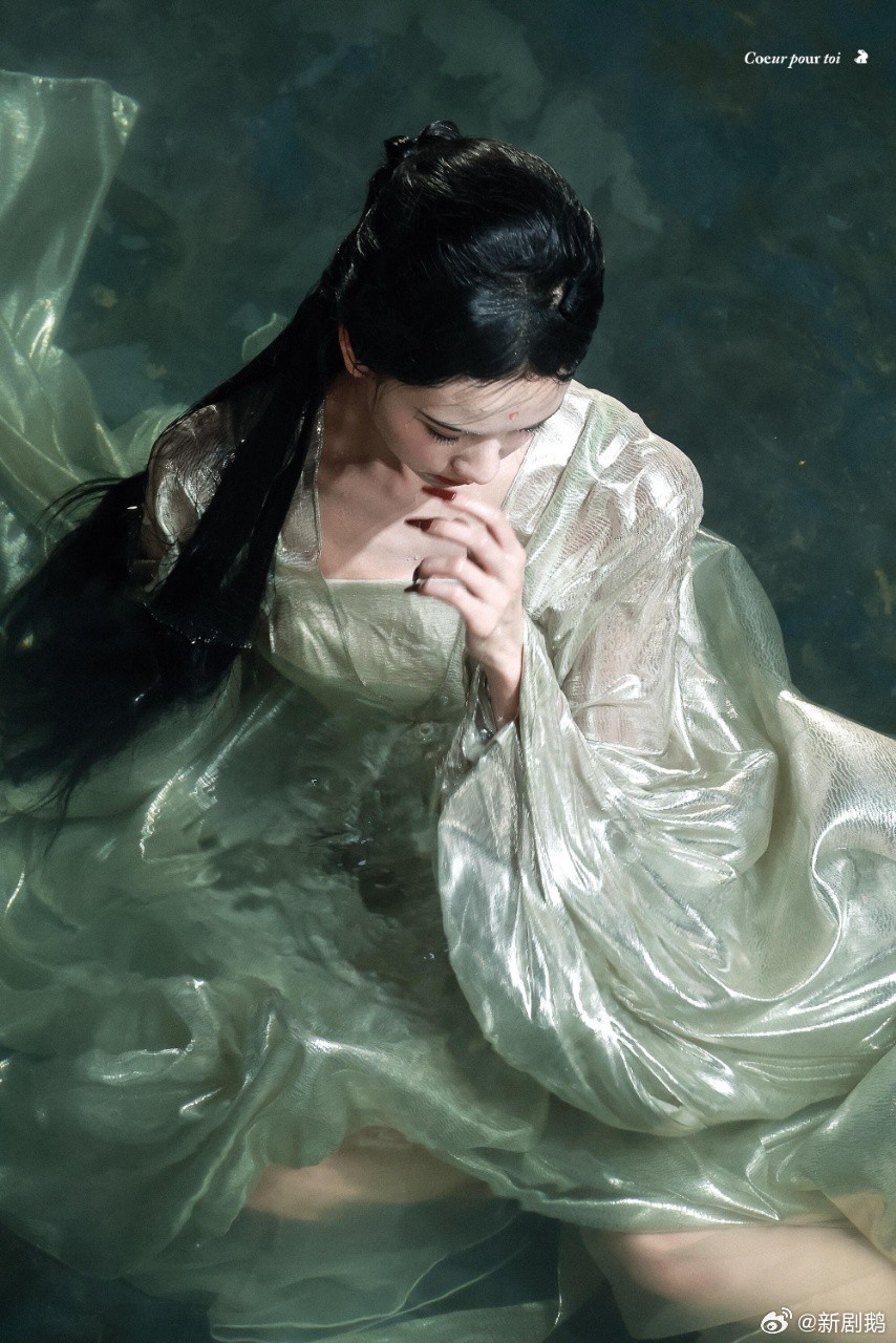 鞠婧祎陈都灵水戏 双女主水中名场面太好磕🫶鞠婧祎仙气飘飘，陈都灵明艳照人，一冷