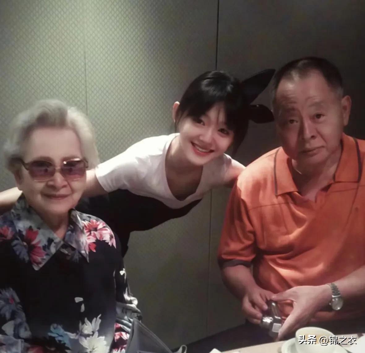 大s其实在结婚之前过得并不如大众所看到的快乐幸福，她一直在给爸爸还债，虽然是大明