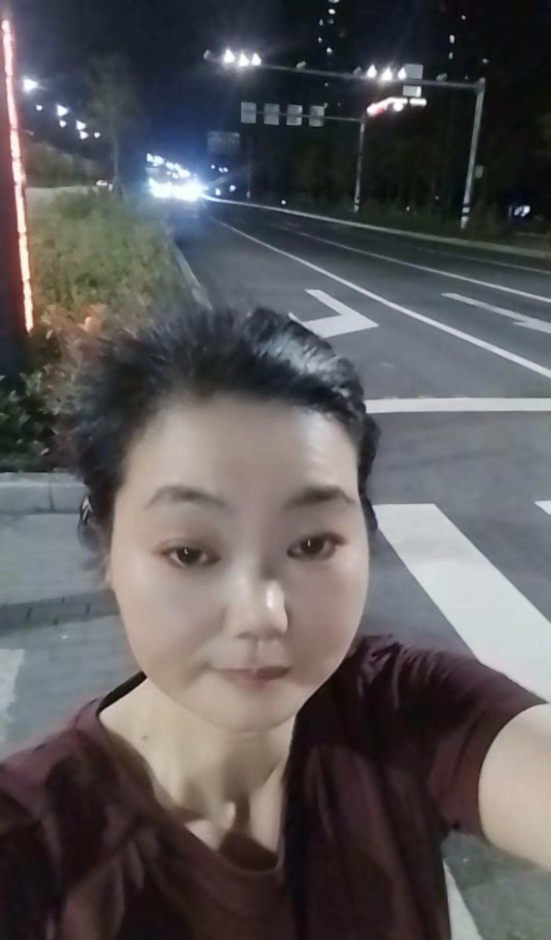 别再瞎跑了。
八分钟一公里，真能练到六分钟，不用吃药，不买装备，就靠两招：慢跑稳