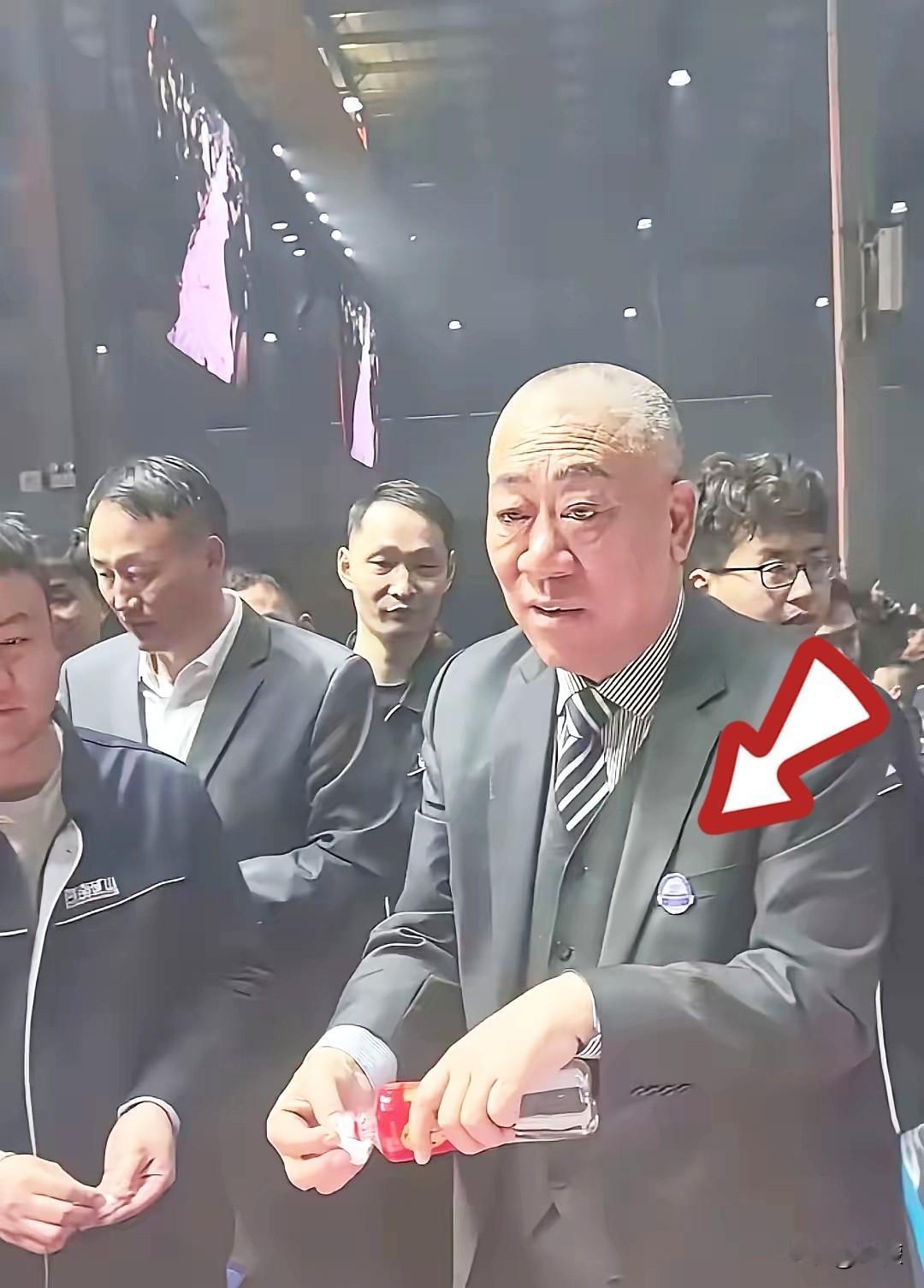 崔培军这下可算出名了，
就因为过年给员工发钱大方，
福利待遇搞得好，结果新年刚过