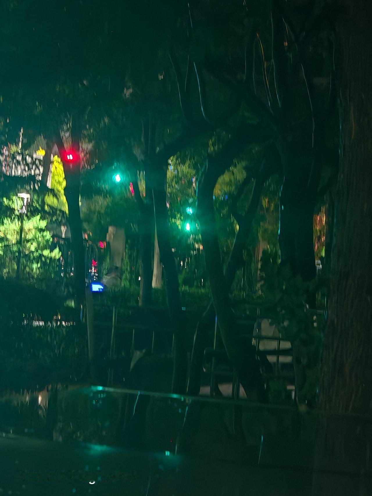 夜色如水，灯火阑珊。北京通州华远铭悦小区里的夜晚静俏俏