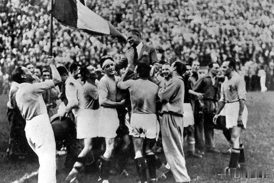 1938年世界杯由法国举办。

由于德国吞并了奥地利，强大的奥地利队与德国队合并