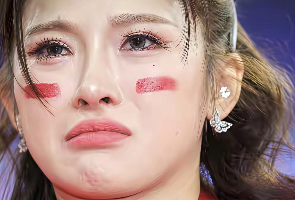 跑步比赛时要尽量减少重量负担，减小风阻。比赛服又紧又小就是这个原理。还有就是，首