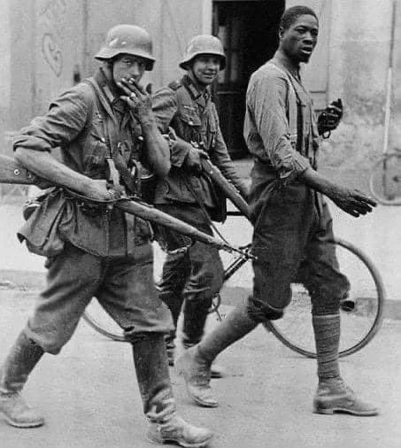 1940年五月底，向德军投降的法国西非士兵。法国在20世纪初仍然是仅次于英国的世...