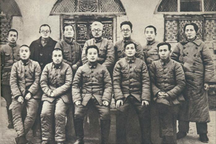 1940年5月3日，延安“泽东青年干部学校”举行开学典礼，王明到会作了《学习毛泽