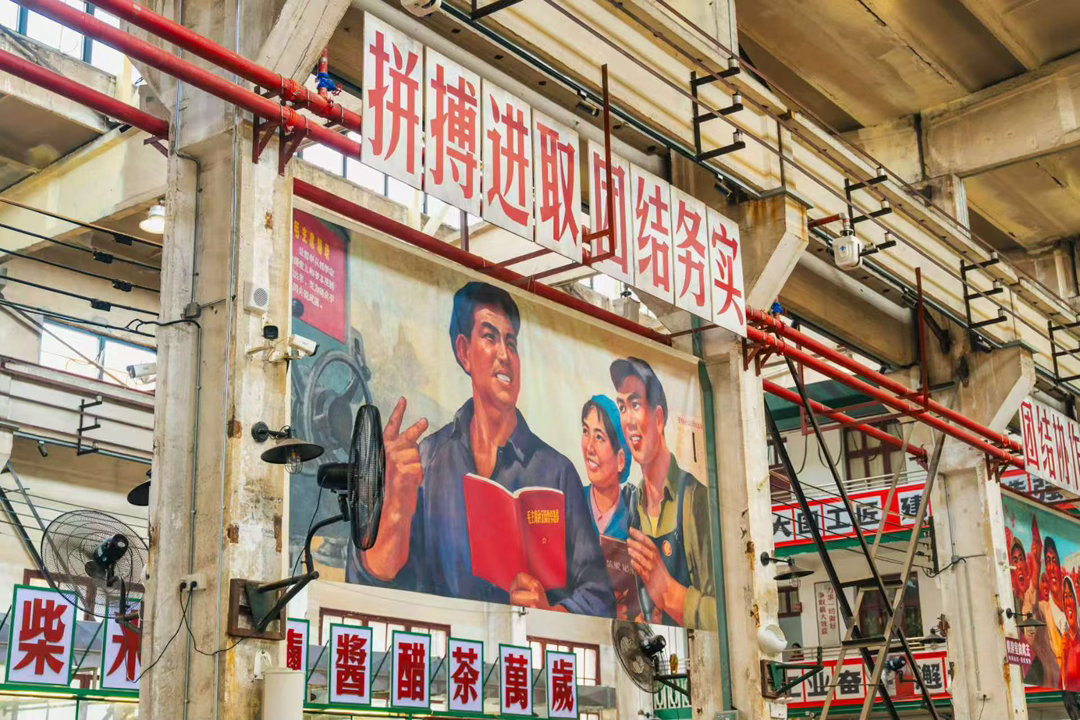 网络名人看长沙之雨花篇漫步雨花圭塘滨水风光带，城市水系改造带来宜人景色，河畔商铺