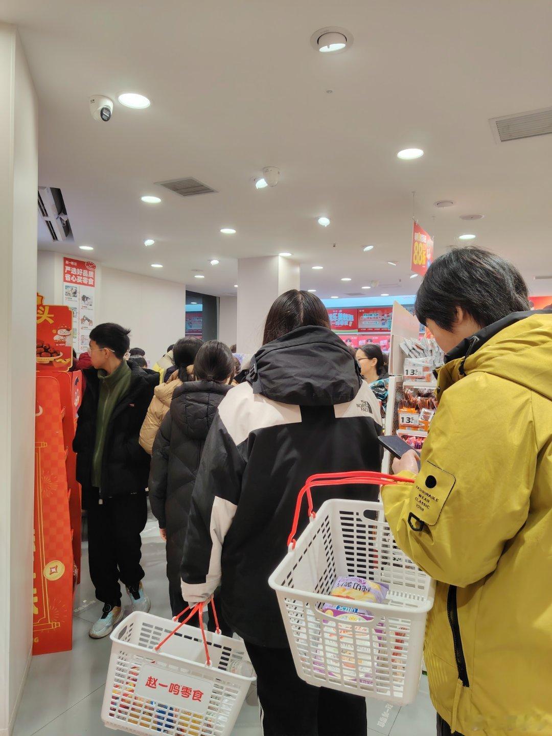 带娃来零食店，简直惊呆了，水泄不通，门口都挤不进来人。两个收银台排的队长的拐了弯