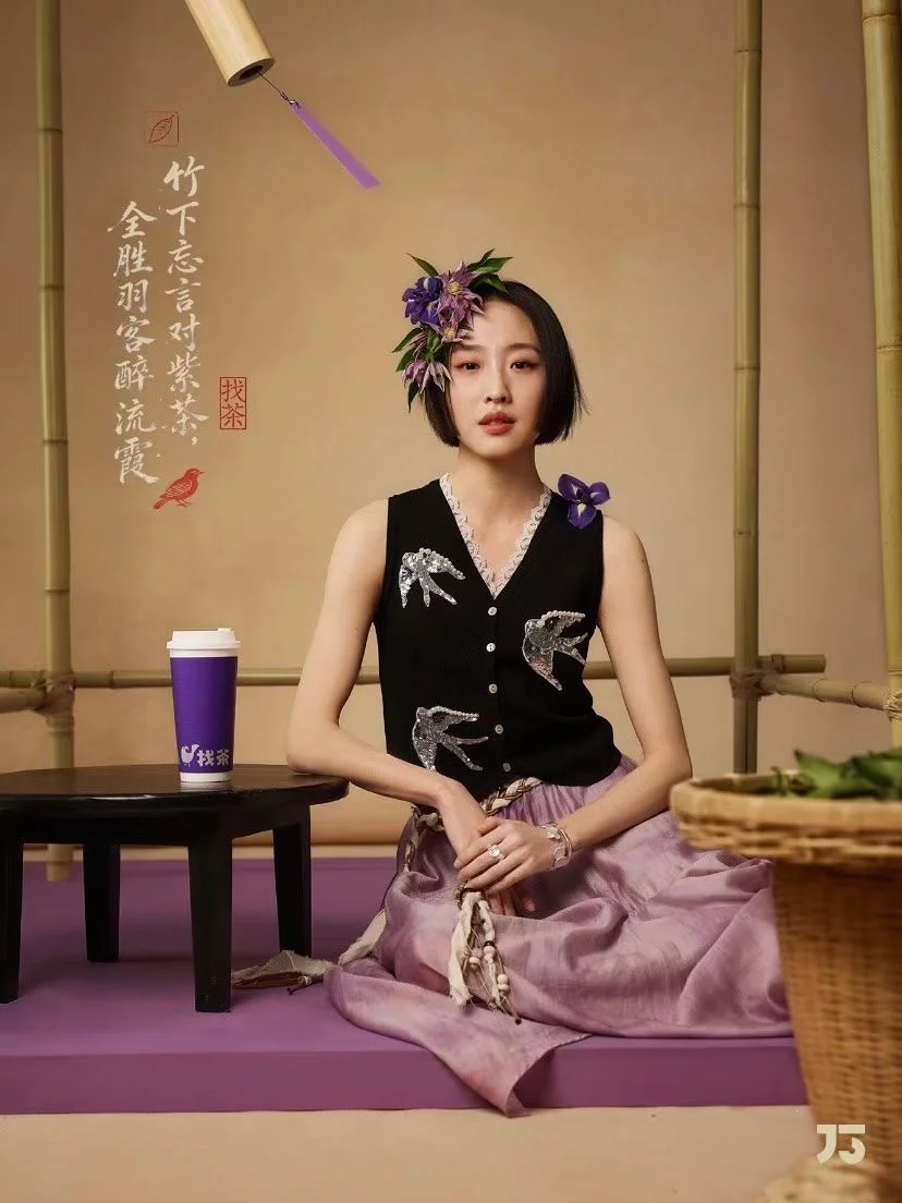 她很美，很温柔，很知性。
