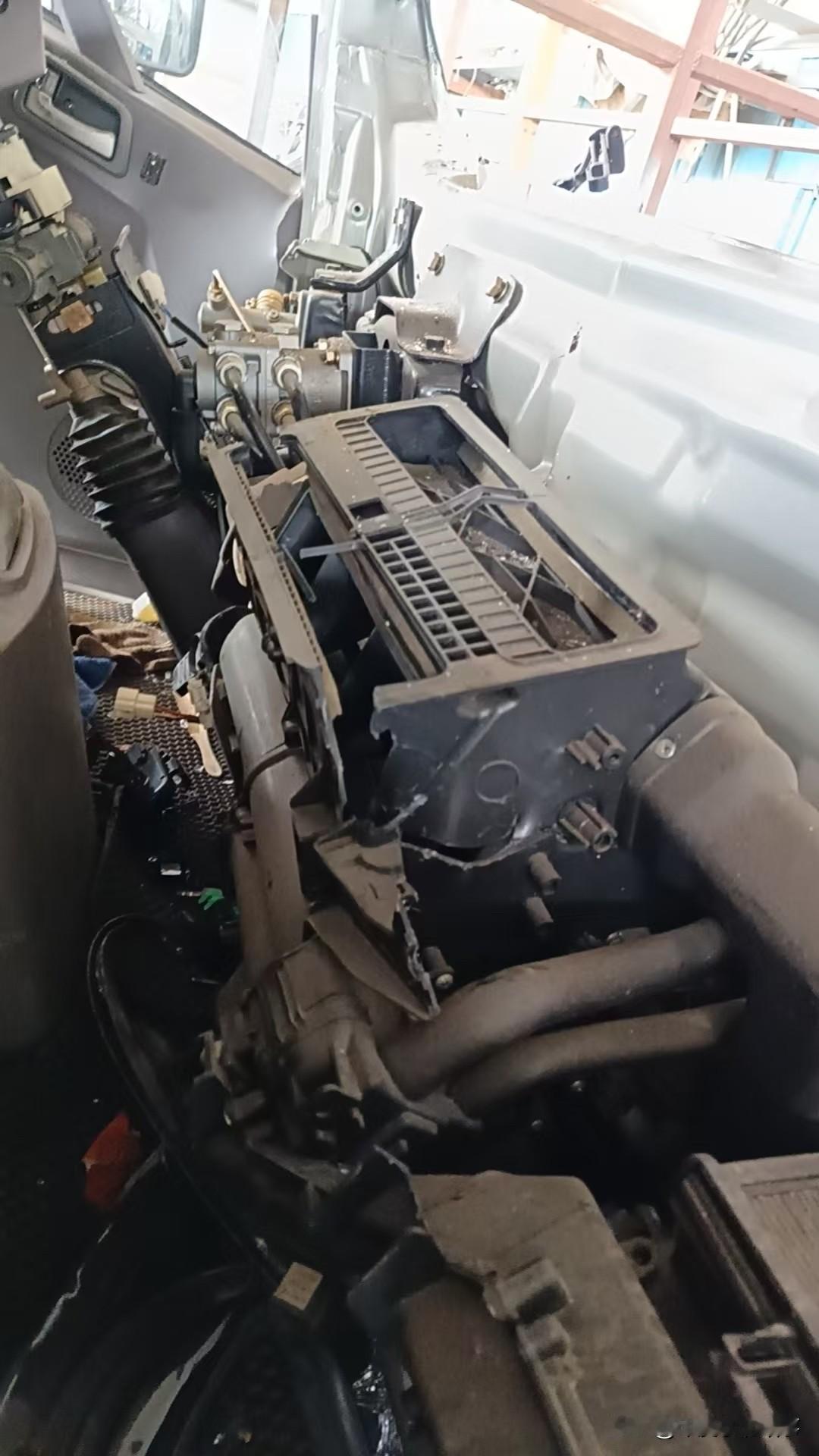 昨天联系修理厂的人，要 5.10 左右交车，原本谈好 20 多天交车的，现在整整