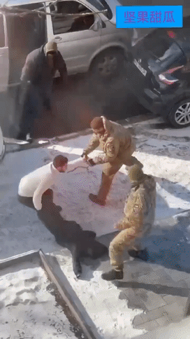 乌克兰征兵办看菜吃饭，在街头发现一个非洲黑人，就询问，没有拿出欧美证件，就直接上