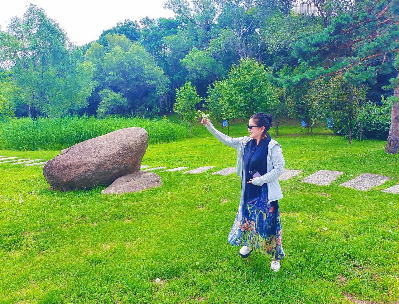 手执蒲公英，静待清风来——LaMa娟
 

 
晴郊叠翠染烟光，
轻握绒球一缕香