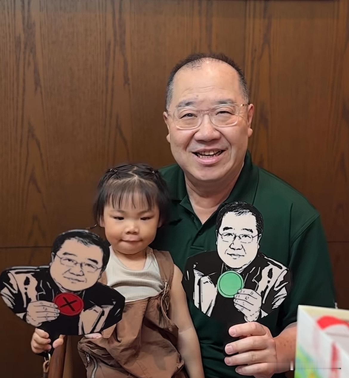 66岁英达惹争议，抱着干孙女庆祝生日，笑容满面
对亲孙子不闻不问，亲儿子更是对其