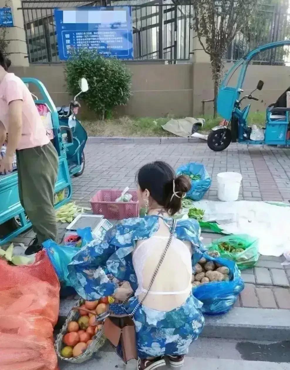 美女这个衣服是不是太暴露了
