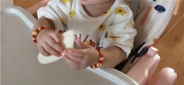 金价涨的太多了！
2019年小外孙女出生，我给买了一对金猪带绳手镯，当时一对折扣