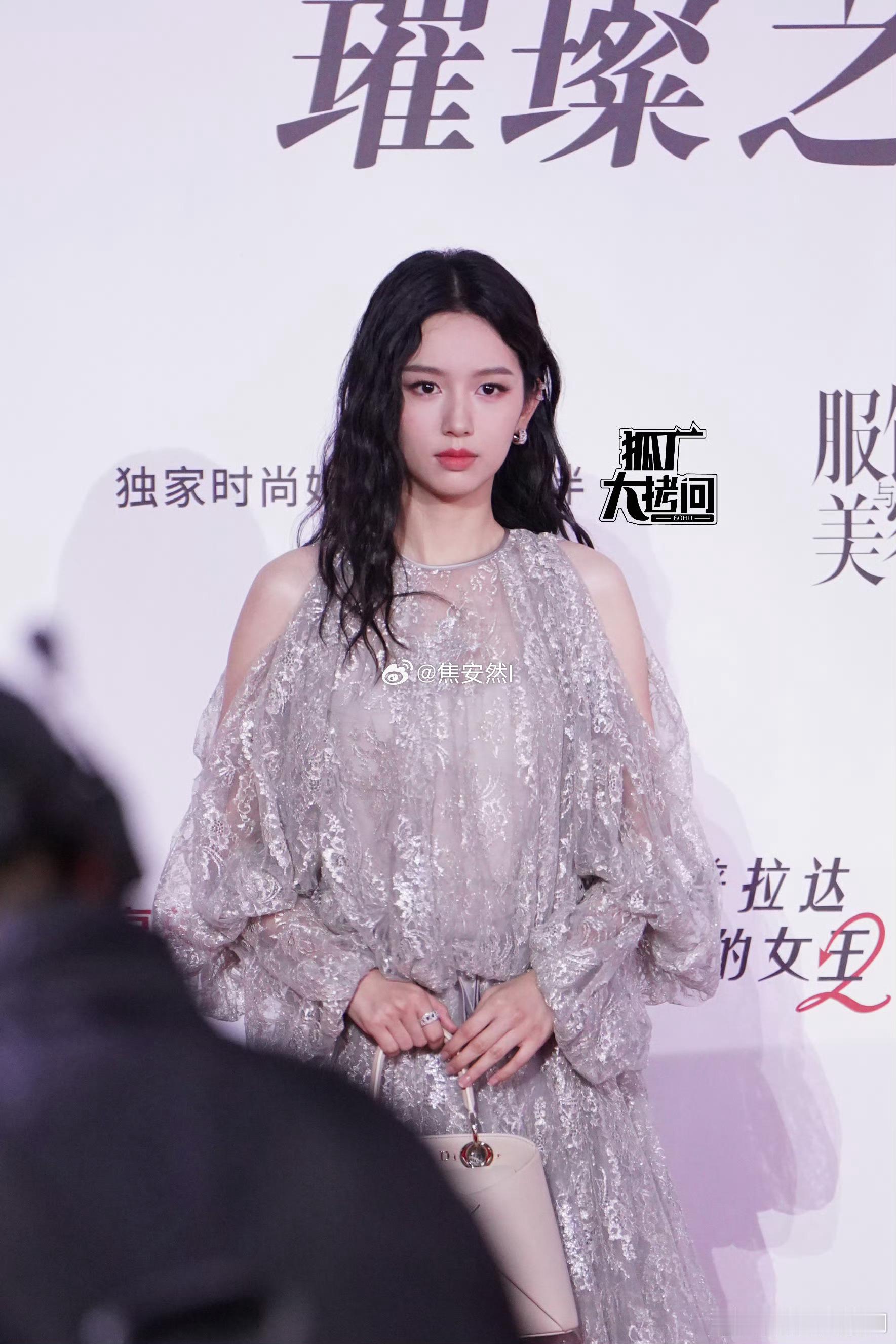 周也「穿普拉达的女王2」首映红毯生图次次生图都那么嚣张，是真的给粉丝长脸 穿普拉