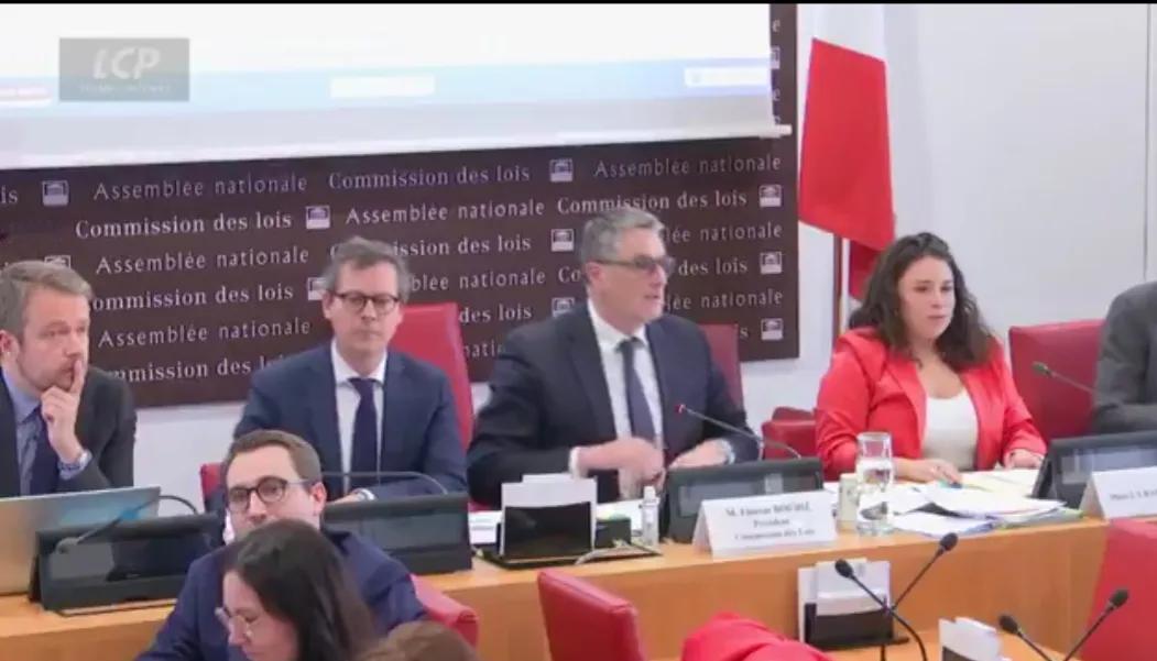 法国议会法律委员会通过了一项法案，该法案将赋予居住在法国的非欧盟外国公民在市政选