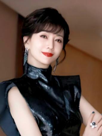 1975年，21岁的赵雅芝嫁给了31岁的香港名医黄汉伟，婚后仅三年，赵雅芝便与已